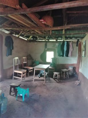 Blick ins Haus. Auf einem dieser Stühle verbrachte Modesta meistens die langen Tage