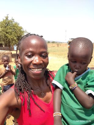 Die Kinder im Hintergrund genießen die Milch – dem kid bei Patricia auf dem Arm bleibt nur der Daumen 😊