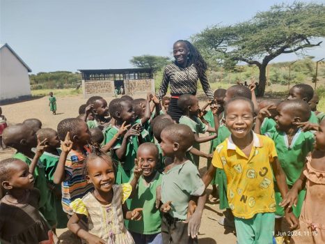 Patricia wird von den Kids gleich zum Spielen vereinnahmt