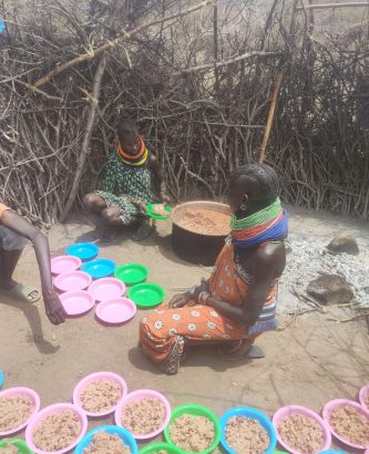 Weiterer Blick in die Küche, auch mit Akatoroy Ngichwae, der Dorfsprecherin und Köchin