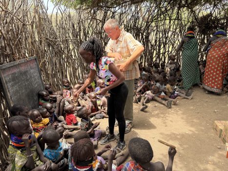 Patricia und Achim verteilen kleine Tüten Milch und Kekse als Überraschung