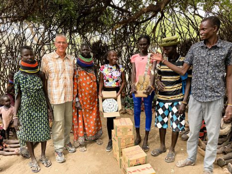 Vertreter des Dorfes Nakolonyoi, Neben Achim steht Akatoroy Ngichwae, die Dorfsprecherin und Köchin, und dann Patricia