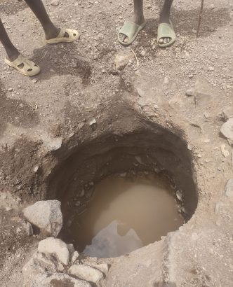 Ein Blick in die kümmerlichen Reste an „Trink“_Wasser im Dorf