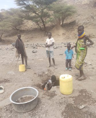 Verzweifelt versuchen sie noch etwas Wasser zu holen