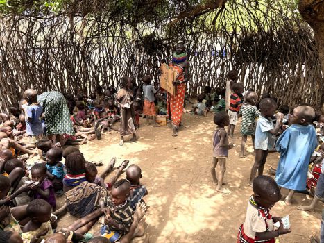 Ruhe kehrt ein in der Manyatta während alle die Milch trinken