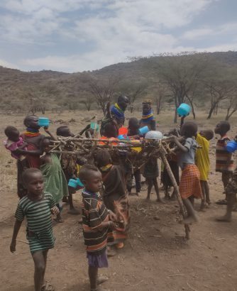 Bei ihrer Küche mit dem „Regal“ für die Teller