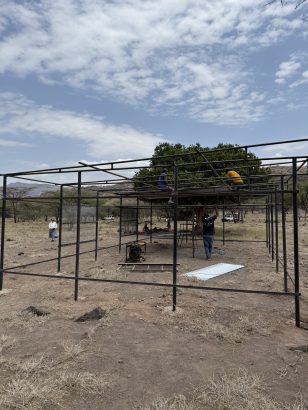 Das Gerüst der Schule wird errichtet. Holzbau ist nicht möglich (kein Holz) und Ziegelbau auch nicht, kein Wasser um Mörtel anzurühren