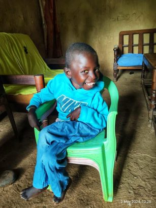 Clinton in seinem kleinen grünen Plastikstuhl und mit ansteckendem Lachen