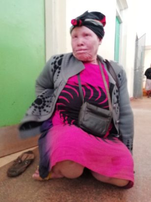 Josphine sagt Karibu, Hallo