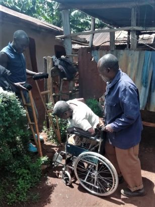 Die 1. Sitzprobe, die Holzkrücken werden zur Seite gestellt