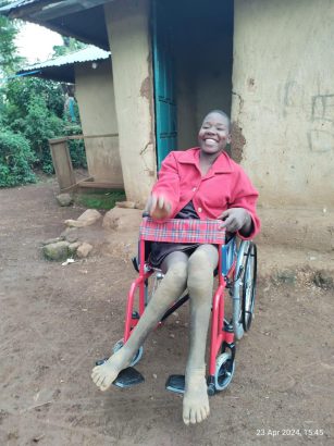 Mary im brandneuen Rollstuhl – Kindergröße: wir werden ihn umtauschen