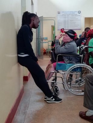 Josphine erzählt Patricia ihre Lebensgeschichte als Albinofrau