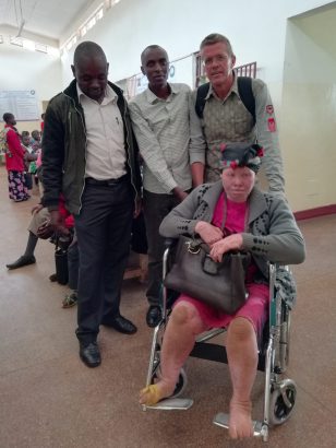 2 Doktoren aus Keumbu, ein Mzungu und eine glückliche Josphine