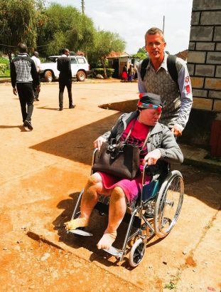 1. Versuche im Gelände: Josphine denkt wohl „kann ich dem Mzungu trauen“ 😉