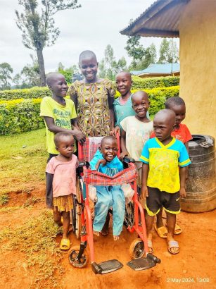 Mit seinen Freunden und Geschwistern