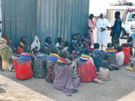 Die Dorfgemeinschaft begrüßt das Symbol der Hoffnung