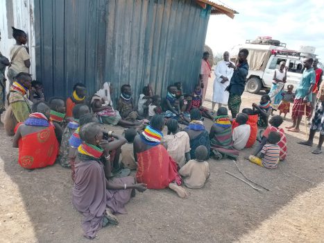 Dorfältester erklärt und gibt Anweisungen