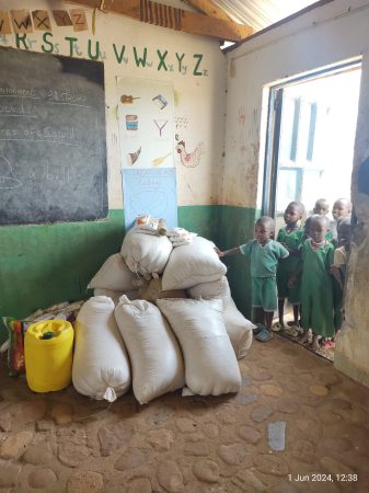 Die ersten Säcke mit Mais und Bohnen – Zwischenlagerung im Schulgebäude