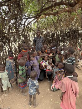 Lehrer Jospeh mit seiner Klasse, patricia mittendrin