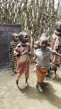 Kids in ihrer Manyatta Schule - im Hintergrund die alte Tafel