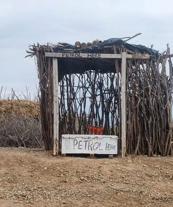 Tankstelle auf dem Weg nach Lokitaung