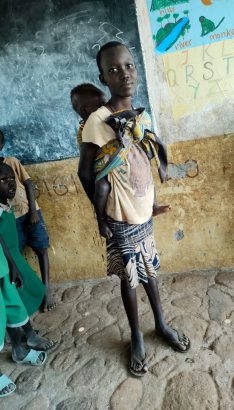 Glückliche junge Schülerin mit Geschwister