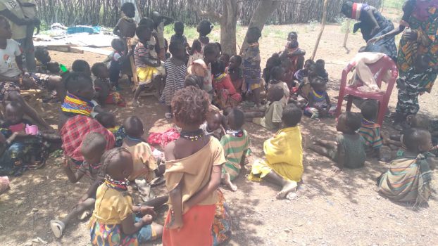 Die Kinder warten geduldig. Oder auch nicht