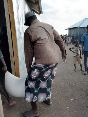 Und in das extra aufgebaute Lagerhaus gebracht