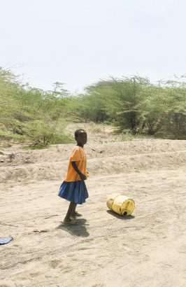 So müssen die kids kilometerweit mit den schweren Kanistern rollen für etwas Wasser