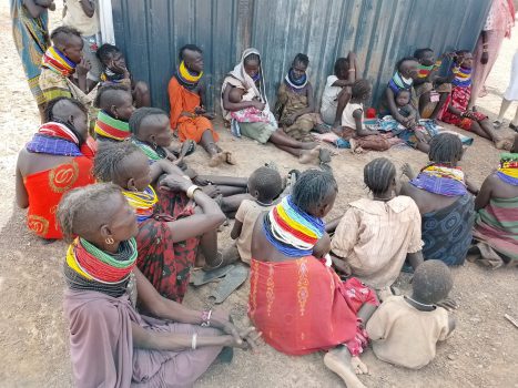 Alle hören aufmerksam und hoffnungsfroh zu