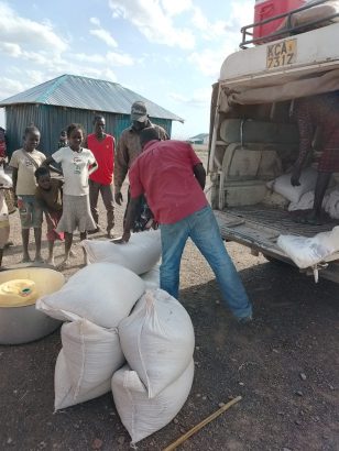 Mais, Reis und Bohnen werden abgeladen